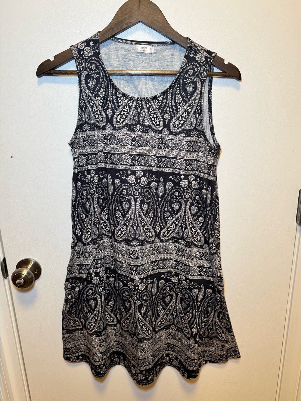 Simple Fun Paisley Print Sleeveless Midi Dress in Black and White Size Small